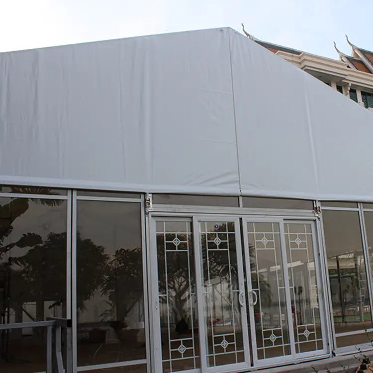 una tenda per eventi con telaio